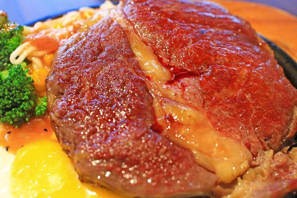 【新莊餐廳】捷運附近的統厚牛排-不到200元也能吃到完整的原肉牛排