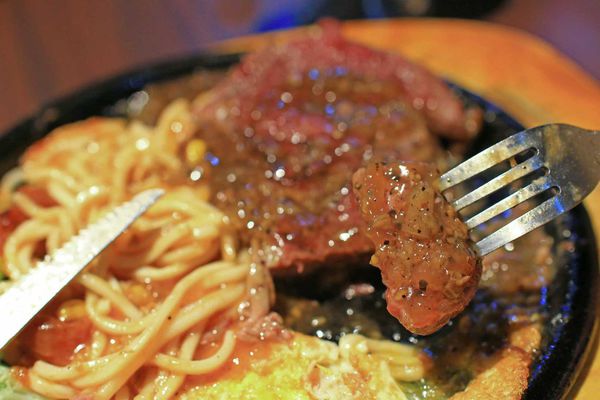 【新莊餐廳】捷運附近的統厚牛排-不到200元也能吃到完整的原肉牛排