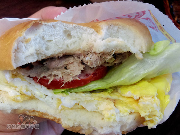 夏威姨早午餐22-鮪魚貝果剖面