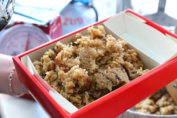 帝王油飯：【桃園食記】力行市場早午餐推薦~古早味帝王油飯/綜合麵線/豬血湯/彌月油飯