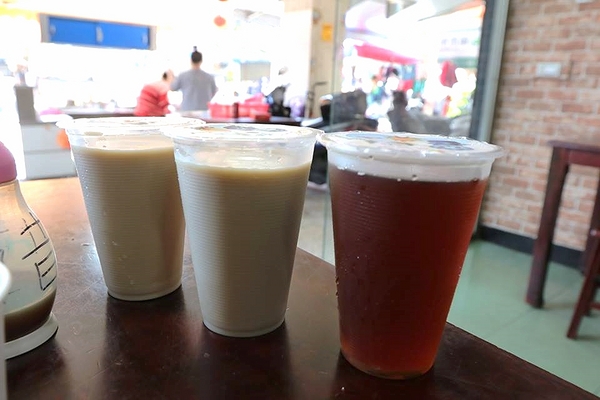 帝王油飯：【桃園食記】力行市場早午餐推薦~古早味帝王油飯/綜合麵線/豬血湯/彌月油飯