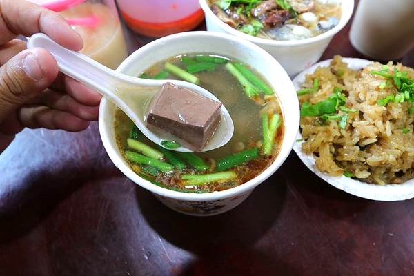 帝王油飯：【桃園食記】力行市場早午餐推薦~古早味帝王油飯/綜合麵線/豬血湯/彌月油飯