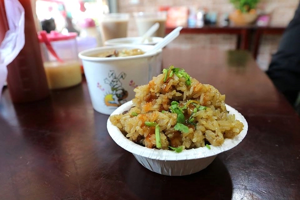帝王油飯：【桃園食記】力行市場早午餐推薦~古早味帝王油飯/綜合麵線/豬血湯/彌月油飯