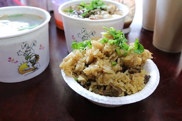 帝王油飯：【桃園食記】力行市場早午餐推薦~古早味帝王油飯/綜合麵線/豬血湯/彌月油飯