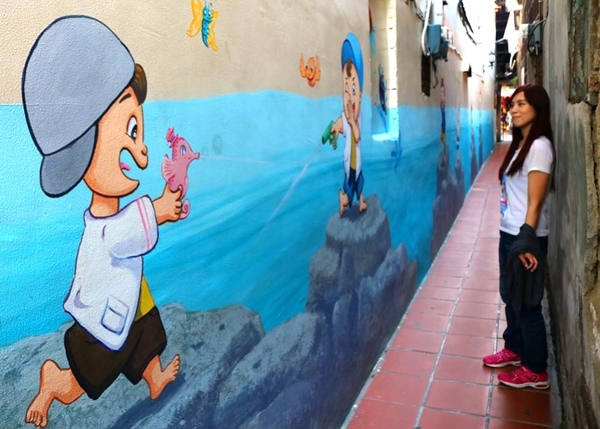 新莊廟街挑水巷3D彩繪：【新北市景點】新莊廟街挑水巷3D彩繪~新莊廟街體驗溪邊玩水，洗衣服，和挑水，做人千萬不可忘本，不能忘記別人給的恩惠，要飲水思源