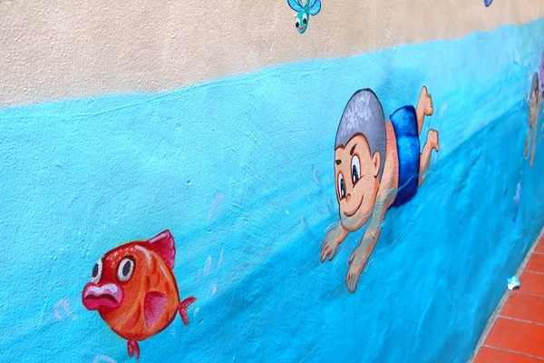 新莊廟街挑水巷3D彩繪：【新北市景點】新莊廟街挑水巷3D彩繪~新莊廟街體驗溪邊玩水，洗衣服，和挑水，做人千萬不可忘本，不能忘記別人給的恩惠，要飲水思源