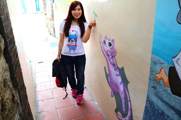 新莊廟街挑水巷3D彩繪：【新北市景點】新莊廟街挑水巷3D彩繪~新莊廟街體驗溪邊玩水，洗衣服，和挑水，做人千萬不可忘本，不能忘記別人給的恩惠，要飲水思源