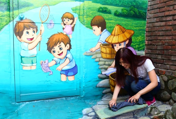新莊廟街挑水巷3D彩繪：【新北市景點】新莊廟街挑水巷3D彩繪~新莊廟街體驗溪邊玩水，洗衣服，和挑水，做人千萬不可忘本，不能忘記別人給的恩惠，要飲水思源