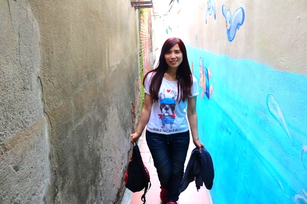 新莊廟街挑水巷3D彩繪：【新北市景點】新莊廟街挑水巷3D彩繪~新莊廟街體驗溪邊玩水，洗衣服，和挑水，做人千萬不可忘本，不能忘記別人給的恩惠，要飲水思源