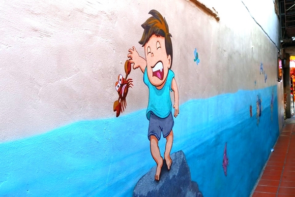 新莊廟街挑水巷3D彩繪：【新北市景點】新莊廟街挑水巷3D彩繪~新莊廟街體驗溪邊玩水，洗衣服，和挑水，做人千萬不可忘本，不能忘記別人給的恩惠，要飲水思源