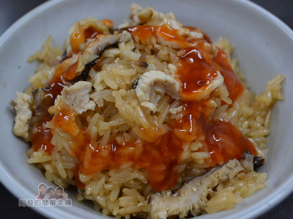 邱家油飯10-油飯淋上甜辣醬特寫