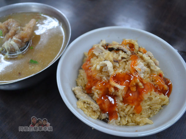 邱家油飯09-油飯淋上甜辣醬