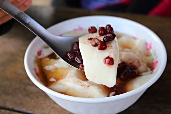 過溝豆花：【嘉義美食】嘉義布袋過溝豆花~傳承五十年老店的好味道，出外的在地人一致推薦夏日聖品，古早味豆花就是要去嘉義過溝豆花攤車吃啦