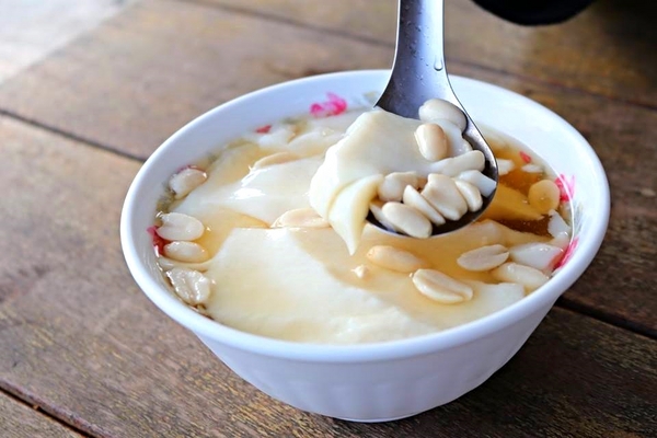 過溝豆花：【嘉義美食】嘉義布袋過溝豆花~傳承五十年老店的好味道，出外的在地人一致推薦夏日聖品，古早味豆花就是要去嘉義過溝豆花攤車吃啦