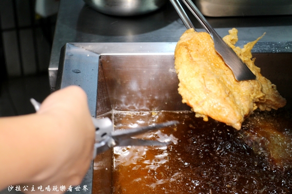 負二代雞排：新店安坑巷弄美食『負二代雞排』好吃又便宜/新和國小後門