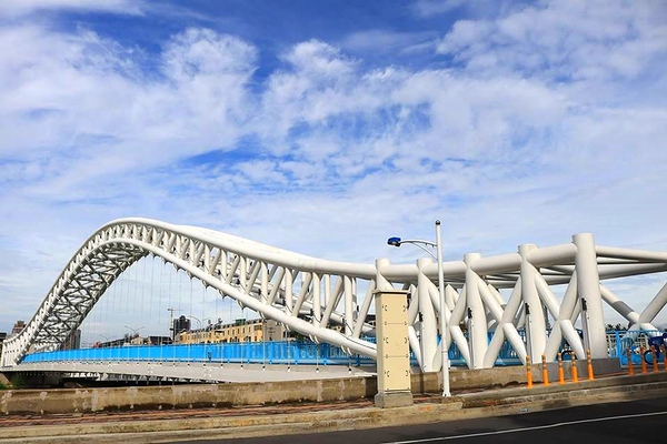 海天橋：【台中景點】台中海天橋~純白色的橋身，白天、黑夜的海天橋給人有不同的感受，享受不同的浪漫氛圍