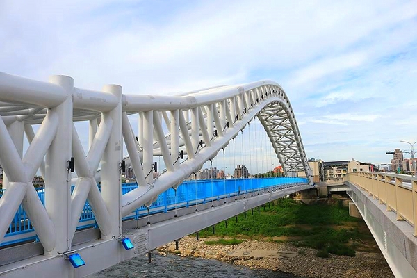 海天橋：【台中景點】台中海天橋~純白色的橋身，白天、黑夜的海天橋給人有不同的感受，享受不同的浪漫氛圍
