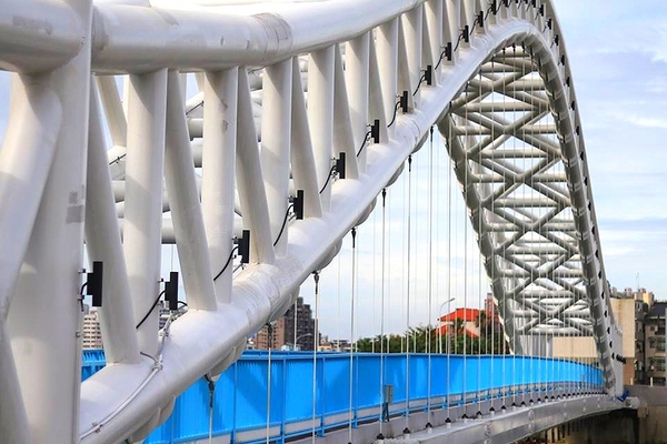 海天橋：【台中景點】台中海天橋~純白色的橋身，白天、黑夜的海天橋給人有不同的感受，享受不同的浪漫氛圍