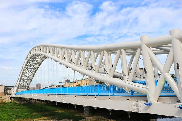 海天橋：【台中景點】台中海天橋~純白色的橋身，白天、黑夜的海天橋給人有不同的感受，享受不同的浪漫氛圍