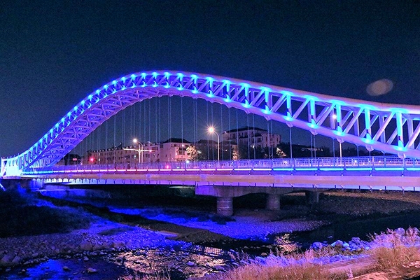 海天橋：【台中景點】台中海天橋~純白色的橋身，白天、黑夜的海天橋給人有不同的感受，享受不同的浪漫氛圍