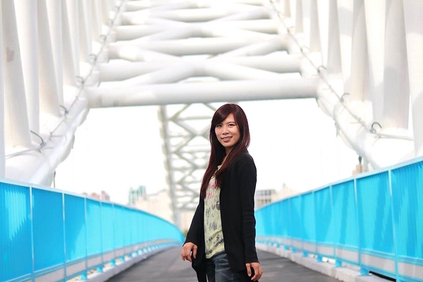 海天橋：【台中景點】台中海天橋~純白色的橋身，白天、黑夜的海天橋給人有不同的感受，享受不同的浪漫氛圍