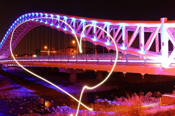 海天橋：【台中景點】台中海天橋~純白色的橋身，白天、黑夜的海天橋給人有不同的感受，享受不同的浪漫氛圍