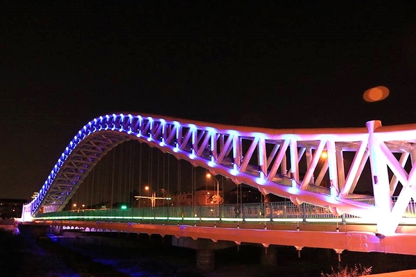 海天橋：【台中景點】台中海天橋~純白色的橋身，白天、黑夜的海天橋給人有不同的感受，享受不同的浪漫氛圍