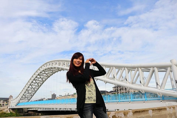 海天橋：【台中景點】台中海天橋~純白色的橋身，白天、黑夜的海天橋給人有不同的感受，享受不同的浪漫氛圍