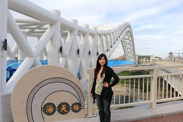 海天橋：【台中景點】台中海天橋~純白色的橋身，白天、黑夜的海天橋給人有不同的感受，享受不同的浪漫氛圍