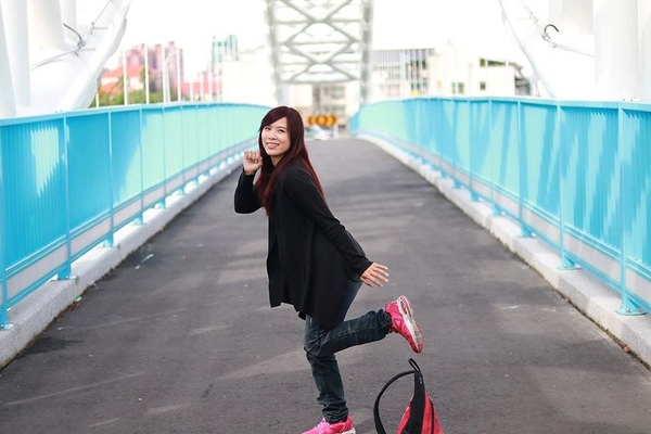 海天橋：【台中景點】台中海天橋~純白色的橋身，白天、黑夜的海天橋給人有不同的感受，享受不同的浪漫氛圍