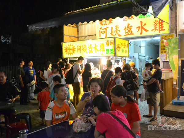 阿姨鹽水雞14-攤前坐下來享用