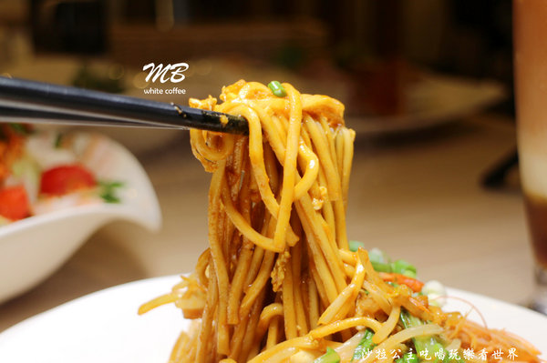 MB white coffee (士林店)：咖啡廳賣南洋料理？！『MB white coffee(士林店)』士林捷運站/近士林官邸/適合聚餐