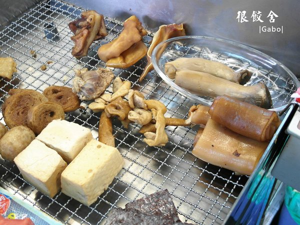 很餃舍麵食館:【台南||東區】真的是狠角色的『很餃舍』,潮大粒!潮飽滿!的好吃水餃在這裡!
