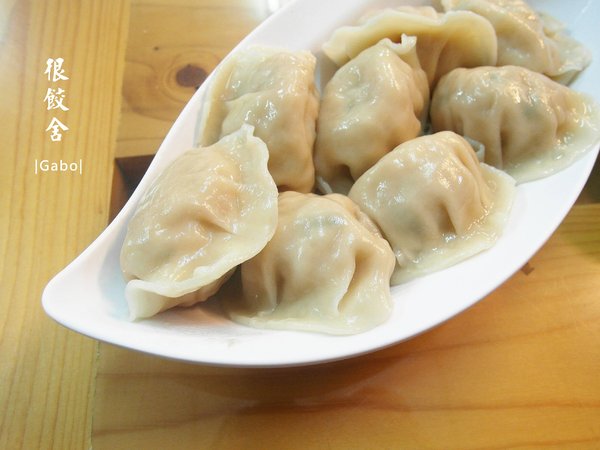 很餃舍麵食館:【台南||東區】真的是狠角色的『很餃舍』,潮大粒!潮飽滿!的好吃水餃在這裡!