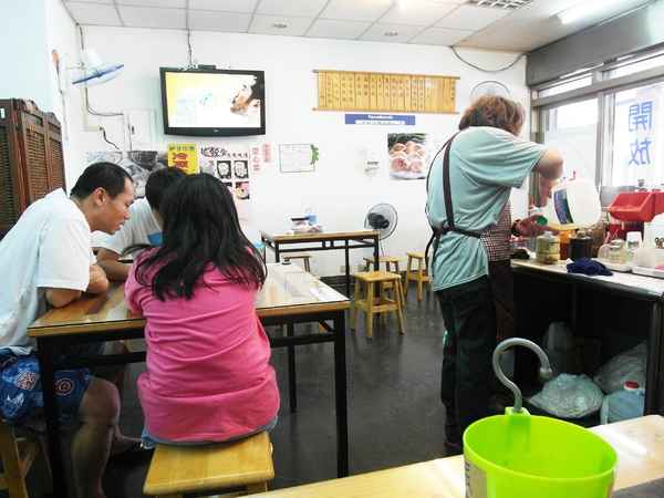 很餃舍麵食館:【台南||東區】真的是狠角色的『很餃舍』,潮大粒!潮飽滿!的好吃水餃在這裡!