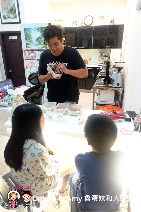 20160824《新竹甜點推薦》Safini TIRAMISU 莎費尼純義風提拉米蘇。原味。酒味。草苺。開心果。綜合莓果︱每日限量手工製作。可宅配可到店自取~附影片 (9).jpg