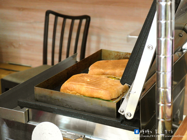 Le.貝莉:〖宅配│美食〗Le.貝莉 ❤ 貝克莉烘焙新品牌,平價吐司、帕尼尼、軟法麵包輕食早午餐,還有不濾渣有機發芽豆漿,原味、抹茶、芝麻豆漿三種口味任你挑~