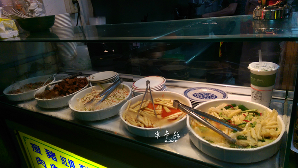 集合點紅燒牛豬肉麵館: 【高雄/食﹡小港】牛、豬肉麵經典作.滷味也不要放過.集合點紅燒牛豬肉麵館