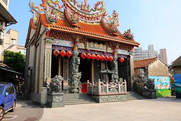 忠權彩繪社區(狗狗立體彩繪)：【彰化景點】忠權彩繪社區~讓人融化的最新3D彩繪景點，全台第一個愛犬元氣站，看超級吸睛搶戲的汪星人狗狗總動員，超萌裝置強勢啟動溫暖貼近你的心