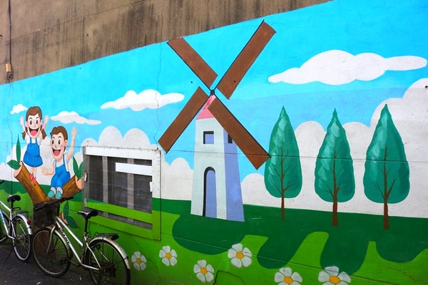 忠權彩繪社區(狗狗立體彩繪)：【彰化景點】忠權彩繪社區~讓人融化的最新3D彩繪景點，全台第一個愛犬元氣站，看超級吸睛搶戲的汪星人狗狗總動員，超萌裝置強勢啟動溫暖貼近你的心