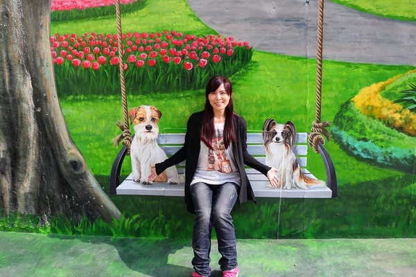 忠權彩繪社區(狗狗立體彩繪)：【彰化景點】忠權彩繪社區~讓人融化的最新3D彩繪景點，全台第一個愛犬元氣站，看超級吸睛搶戲的汪星人狗狗總動員，超萌裝置強勢啟動溫暖貼近你的心