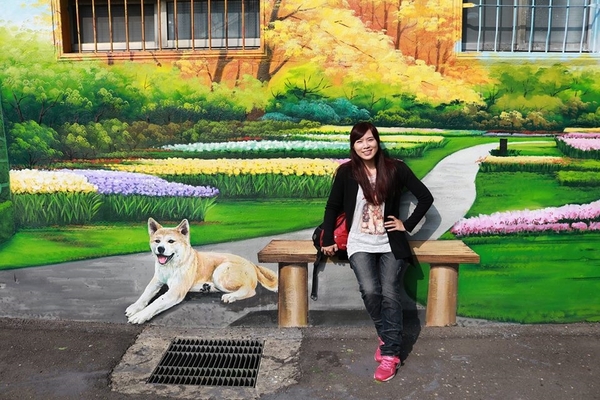 忠權彩繪社區(狗狗立體彩繪)：【彰化景點】忠權彩繪社區~讓人融化的最新3D彩繪景點，全台第一個愛犬元氣站，看超級吸睛搶戲的汪星人狗狗總動員，超萌裝置強勢啟動溫暖貼近你的心