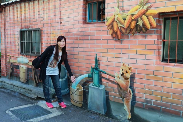 忠權彩繪社區(狗狗立體彩繪)：【彰化景點】忠權彩繪社區~讓人融化的最新3D彩繪景點，全台第一個愛犬元氣站，看超級吸睛搶戲的汪星人狗狗總動員，超萌裝置強勢啟動溫暖貼近你的心