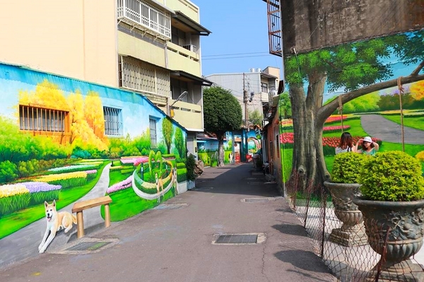 忠權彩繪社區(狗狗立體彩繪)：【彰化景點】忠權彩繪社區~讓人融化的最新3D彩繪景點，全台第一個愛犬元氣站，看超級吸睛搶戲的汪星人狗狗總動員，超萌裝置強勢啟動溫暖貼近你的心