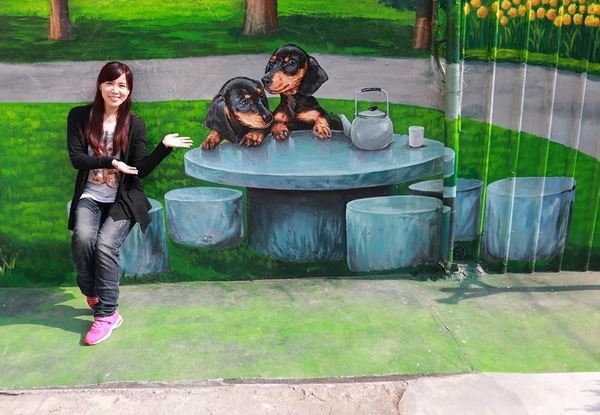 忠權彩繪社區(狗狗立體彩繪)：【彰化景點】忠權彩繪社區~讓人融化的最新3D彩繪景點，全台第一個愛犬元氣站，看超級吸睛搶戲的汪星人狗狗總動員，超萌裝置強勢啟動溫暖貼近你的心