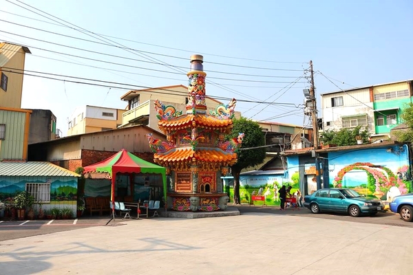 忠權彩繪社區(狗狗立體彩繪)：【彰化景點】忠權彩繪社區~讓人融化的最新3D彩繪景點，全台第一個愛犬元氣站，看超級吸睛搶戲的汪星人狗狗總動員，超萌裝置強勢啟動溫暖貼近你的心