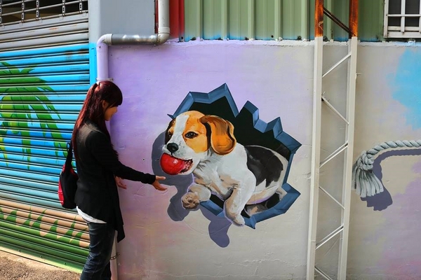 忠權彩繪社區(狗狗立體彩繪)：【彰化景點】忠權彩繪社區~讓人融化的最新3D彩繪景點，全台第一個愛犬元氣站，看超級吸睛搶戲的汪星人狗狗總動員，超萌裝置強勢啟動溫暖貼近你的心