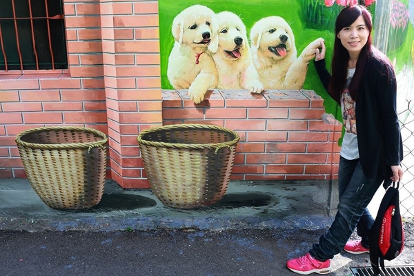 忠權彩繪社區(狗狗立體彩繪)：【彰化景點】忠權彩繪社區~讓人融化的最新3D彩繪景點，全台第一個愛犬元氣站，看超級吸睛搶戲的汪星人狗狗總動員，超萌裝置強勢啟動溫暖貼近你的心