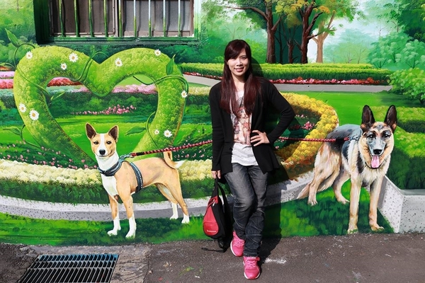 忠權彩繪社區(狗狗立體彩繪)：【彰化景點】忠權彩繪社區~讓人融化的最新3D彩繪景點，全台第一個愛犬元氣站，看超級吸睛搶戲的汪星人狗狗總動員，超萌裝置強勢啟動溫暖貼近你的心