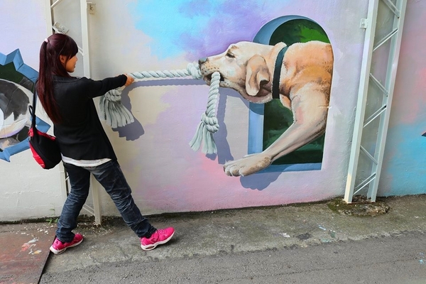 忠權彩繪社區(狗狗立體彩繪)：【彰化景點】忠權彩繪社區~讓人融化的最新3D彩繪景點，全台第一個愛犬元氣站，看超級吸睛搶戲的汪星人狗狗總動員，超萌裝置強勢啟動溫暖貼近你的心